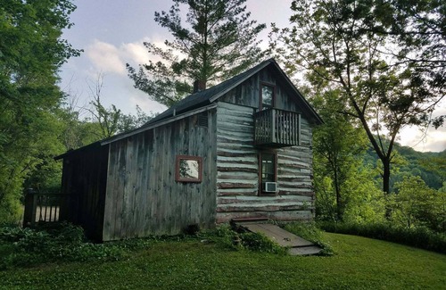 Coon Valley Cabin | "Little House on the Prairie" with modern plumbing!