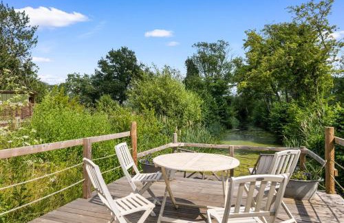 Abbots Salford House | Little Moat - Moat Farm Barns a small modern studio in the garden on our family farm