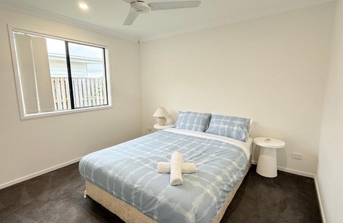 Pimpama House | Little Santorini Retreat - Family Home near Theme Parks