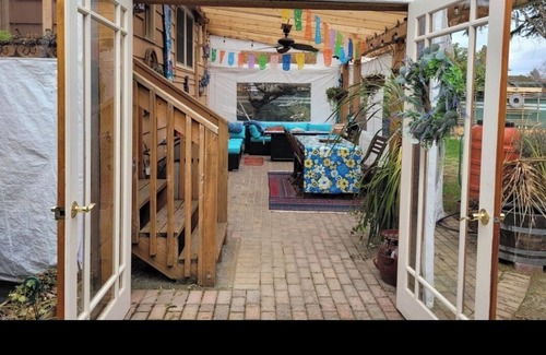 Laurelhurst Apartment | Live like a local in Laurelhurst—family friendly