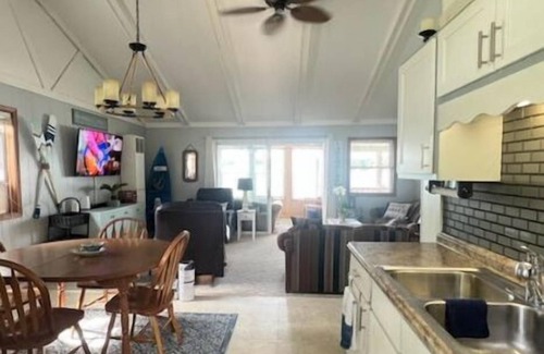 Howe Cottage | Live & Love Life on the Lake at Sunset Cottage!