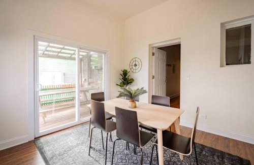 Avondale Apartment | Lively 3BR Apt in Chicago - Milwaukee N3