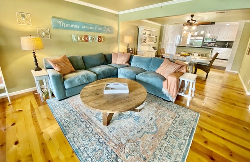 Kingsland House | Living the Dream- Lakefront w/Pool & Hot Tub