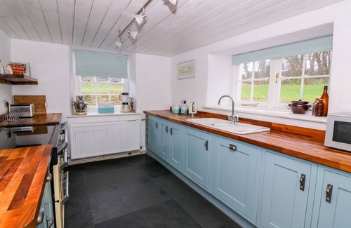 Newcastle Emlyn Cottage | Llwyncadfor Farm
