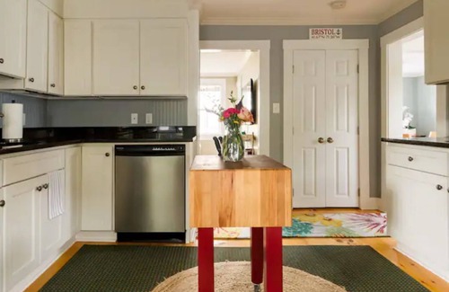 Bristol House | Located close to wedding venues, university, shops and eateries and Newport.