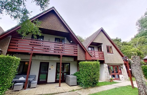 Saint Erth Praze Apartment | Located in a leafy spot on the Tolroy Manor holiday park. Surrounded by grassy areas and trees