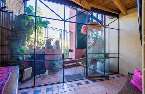 Fremantle Apartment | Located in the trendy West end of Fremantle, this stylish Airbnb is perfect