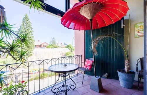 Fremantle Apartment | Located in the trendy West end of Fremantle, this stylish Airbnb is perfect