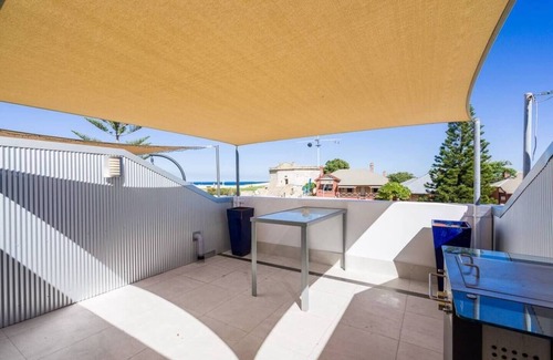 Fremantle Apartment | Located in the trendy West end of Fremantle, this stylish Airbnb is perfect