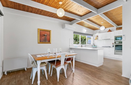 Loch Sport House | Located one street back from Lake Victoria 100m from the playground and shops