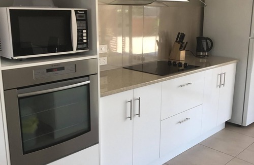 Moonta Bay House | Located within walking distance to Beautiful Simms Cove in a quiet Cul-de-Sac