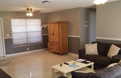Lake Worth House | LOCATION! Only 5 mins to Wellington, 4 mins to Turnpike, 18 mins to the BEACH!