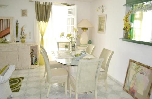 Deshaies Apartment | Location spacieuse à Deshaies avec vue sur la mer et montagne