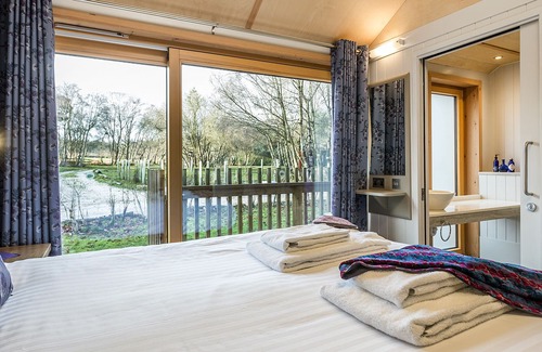 Corfe Castle Cottage | LODGE 3, family friendly, with hot tub in Corfe Castle