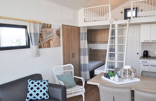 Municipality of Hellevoetsluis Ski Chalet | Lodge 4.5 km From the Seaside Town of Rockanje