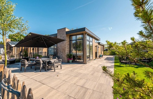 Municipality of Hellevoetsluis Ski Chalet | Lodge 4.5 km From the Seaside Town of Rockanje