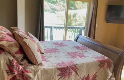 Oneida Cabin | Lodge, fishing, trails, celebrations,anniversaries, corporate parties, birthdays