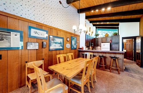 Mammoth Lakes Condo | Lodge-Like Condo w/Balcony, Shared Indoor Pool/Hot Tub/Sauna - 1 Mile to Slopes