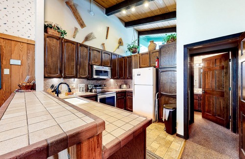Mammoth Lakes Condo | Lodge-Like Condo w/Balcony, Shared Indoor Pool/Hot Tub/Sauna - 1 Mile to Slopes