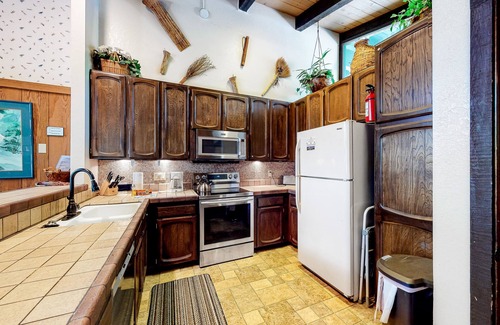 Mammoth Lakes Condo | Lodge-Like Condo w/Balcony, Shared Indoor Pool/Hot Tub/Sauna - 1 Mile to Slopes