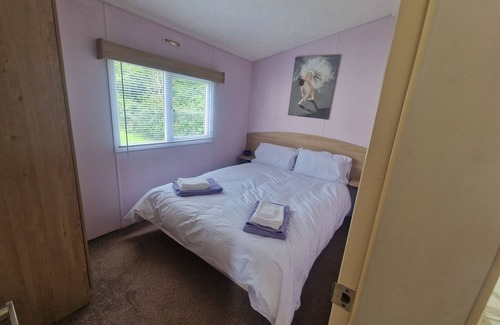Barnstaple Cabin | Lodge Sleeps 4 - Pet Friendly with Private Parking