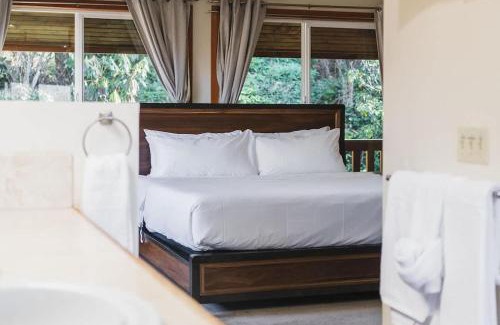 Sedro-Woolley House | Lodge-Style Retreat 10 Acres King Beds