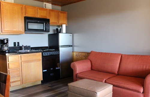 Canyon Lake Resort | Lodge Suite Downstairs W/ Deck - 102