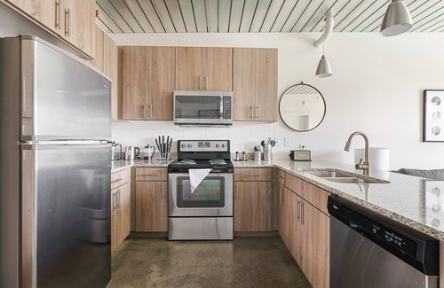 Midtown Apartment | Lodgeur | 1BR loft with relaxing views | Midtown