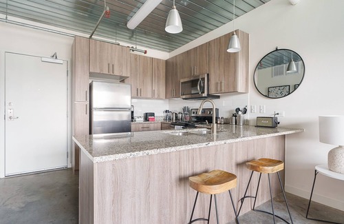 Midtown Apartment | Lodgeur | 1BR loft with relaxing views | Midtown