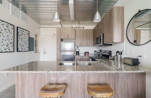 Midtown Apartment | Lodgeur | 1BR loft with relaxing views | Midtown