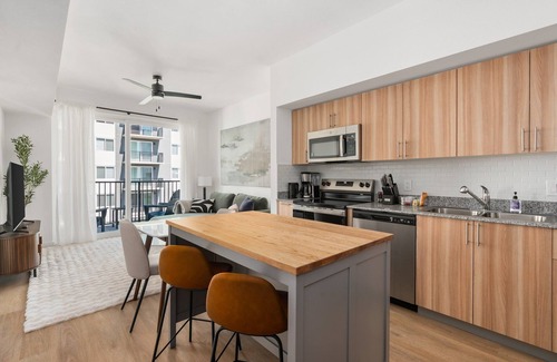 Addicks Apartment | Lodgeur | Bright 1BR w/views | Energy Corridor