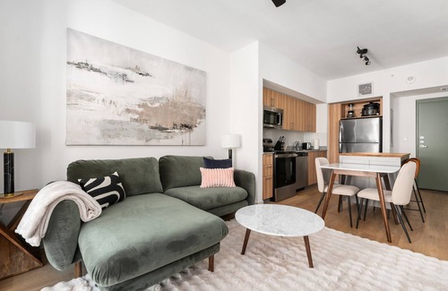 Addicks Apartment | Lodgeur | Bright 1BR w/views | Energy Corridor