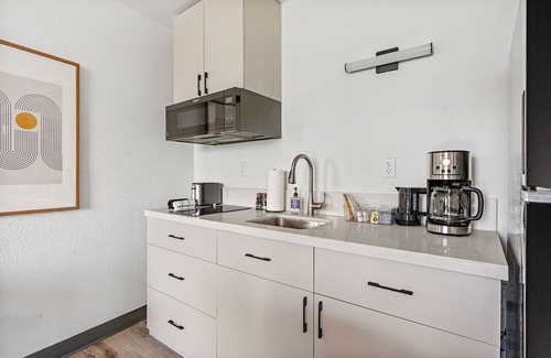 Greenway Plaza-Upper Kirby Apartment | Lodgeur | Bright studio w/desk | Upper Kirby