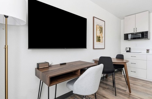 Greenway Plaza-Upper Kirby Apartment | Lodgeur | Calm & chic studio | Upper Kirby