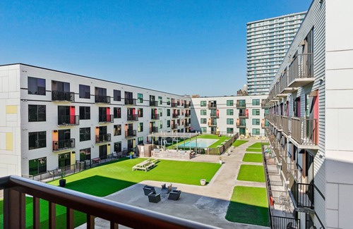 Midtown Apartment | Lodgeur | Marvelous studio w/pool view | Midtown