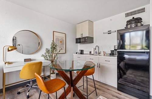 Greenway Plaza-Upper Kirby Apartment | Lodgeur | Sleek studio near Galleria | Upper Kirby