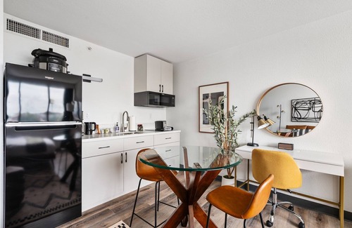 Greenway Plaza-Upper Kirby Apartment | Lodgeur | Studio near Med Center | Upper Kirby