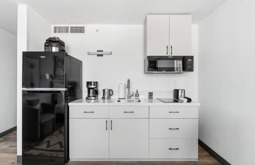 Greenway Plaza-Upper Kirby Apartment | Lodgeur | Studio w/fast WiFi & desk | Upper Kirby