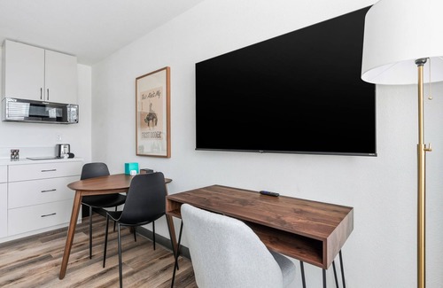 Greenway Plaza-Upper Kirby Apartment | Lodgeur | Studio w/fast WiFi & desk | Upper Kirby
