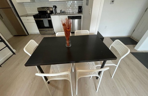 Belding Woods House | Loft 654A two blocks from Bart and Amtrak