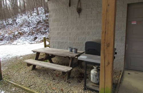 Laurelville Cabin | Loft cabin 2-4 guests Hocking Hills - Tar hollow