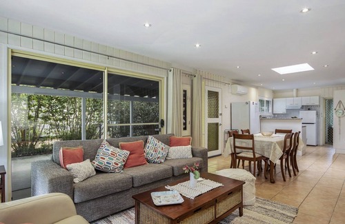 Pearl Beach House | Loft Cottage by HolidayCo.