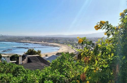 Gordons Bay Central Apartment | Loft Cottage, sleeps 2. Central and Cozy!