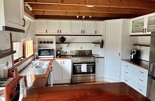 Wyberba Ski Chalet | Loft Haven at Girraween Full house 1 bedroom with queen bed near National Parks