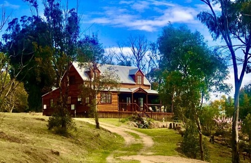 Wyberba Ski Chalet | Loft Haven at Girraween Full house 1 bedroom with queen bed near National Parks