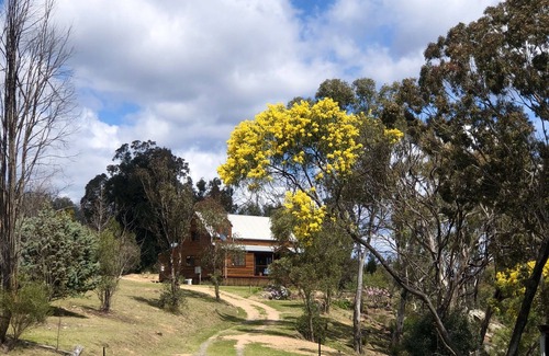 Wyberba Ski Chalet | Loft Haven at Girraween Full house 1 bedroom with queen bed near National Parks