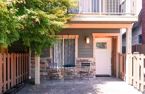 Alki Apartment | Loftium | Cozy & Chic Guest Suite - steps from Alki Beach!