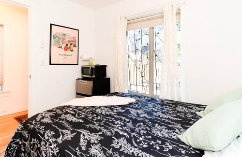 Alki Apartment | Loftium | Cozy & Chic Guest Suite - steps from Alki Beach!