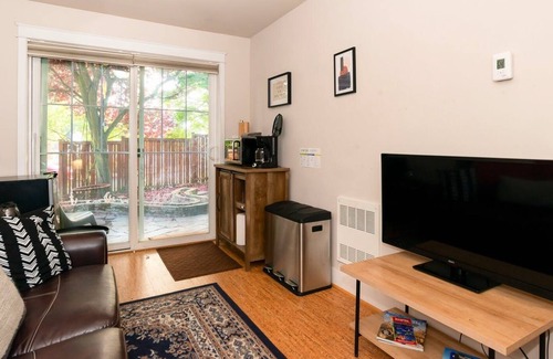 Magnolia Apartment | Loftium | Unbeatable Magnolia Suite In the Heart of it all!