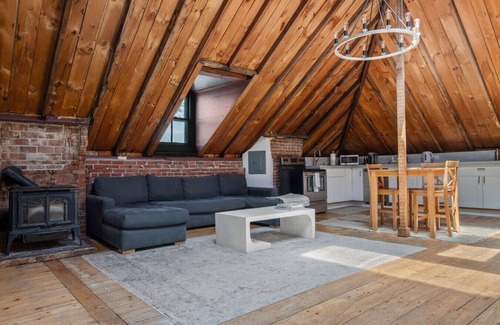 Parkside Apartment | Lofty Ambition | Stunning West End Rooftop Retreat